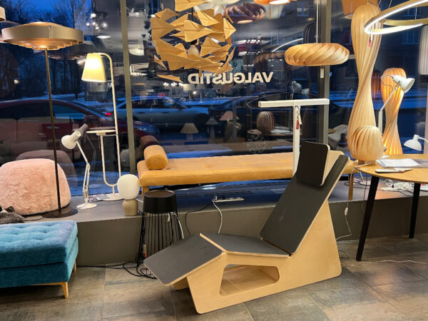 Radis lounge chair RUHE natural plywood black Nero Forbo linoleum